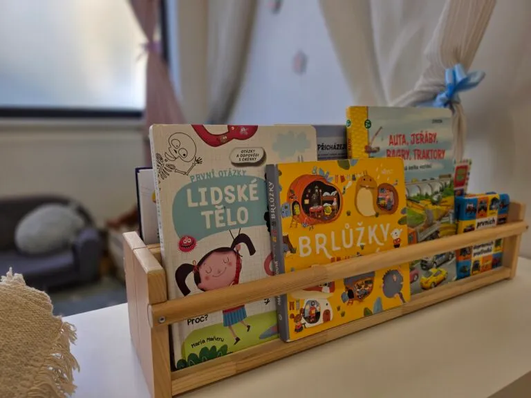 Polička s dětskými knížkami ve školce Linden Kids